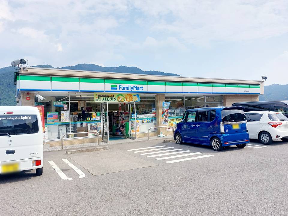 コンビニ　ファミリーマート久万大谷店（コンビニ）まで702m