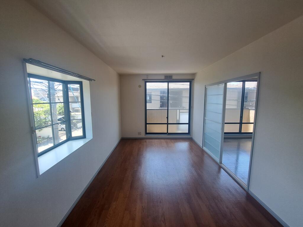 居室・リビング　出窓があるLDK