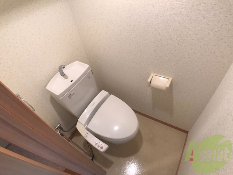 トイレ　嬉しいウォシュレット機能付きです。シャワートイレは便利です。