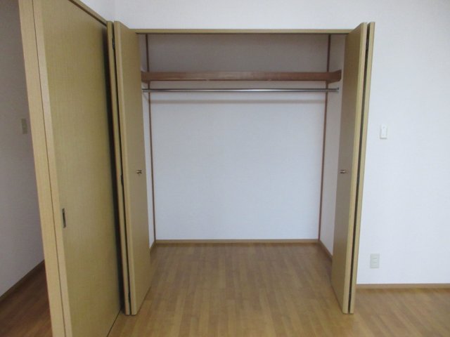 収納　洋室1