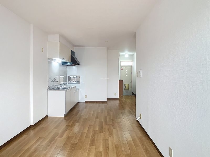 居室・リビング　クロス・床リフォーム済み