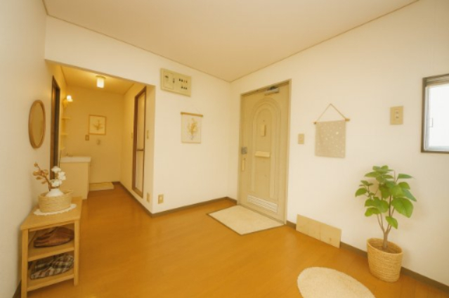 居室・リビング　バーチャルステージングの写真となります。家具家電等は付帯しま