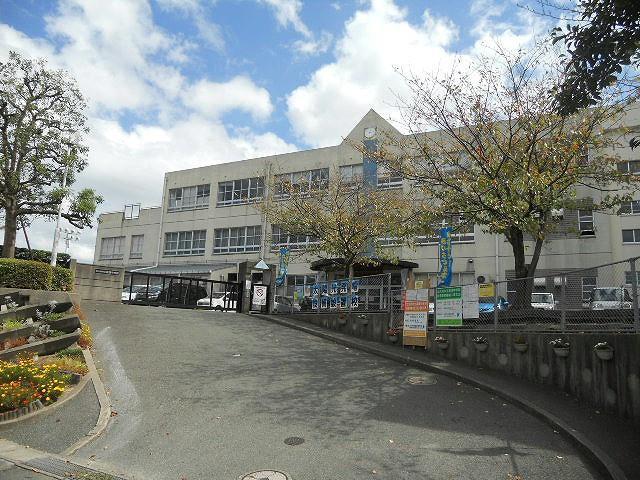 中学校　高須中学校（中学校）まで750m