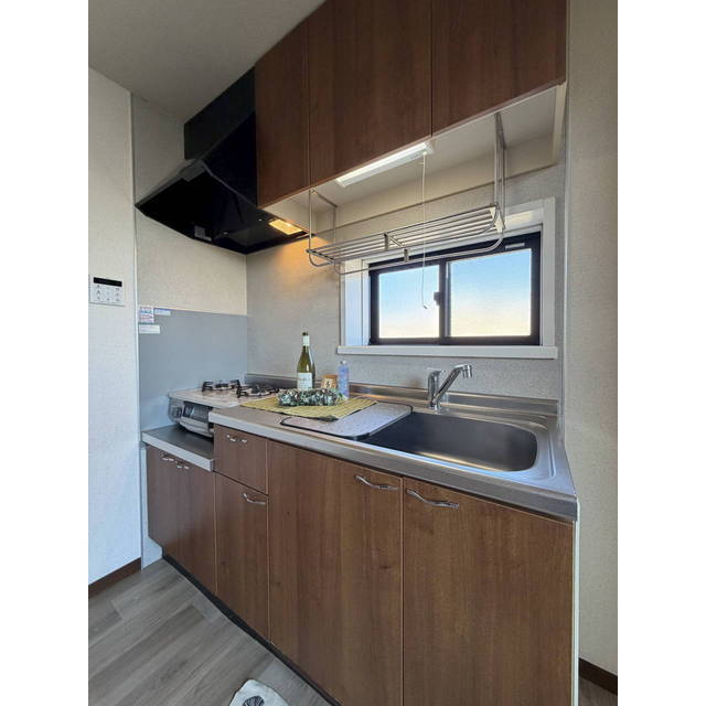 キッチン　キッチンに小窓がございます♪