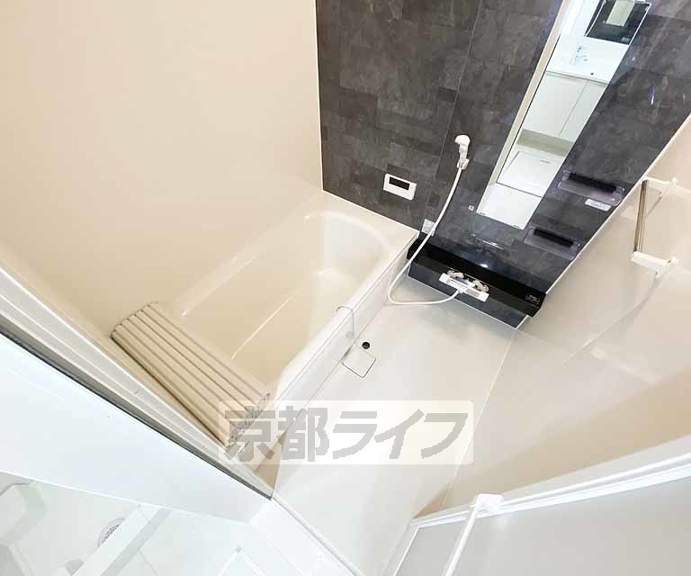 バス・シャワールーム　鏡の付いた便利なお風呂