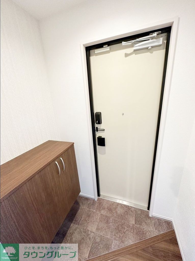 玄関　※同間取り別号室写真（床建具の色が異なる場合有）