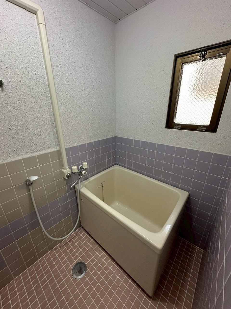 バス・シャワールーム　バスルーム　小窓付き