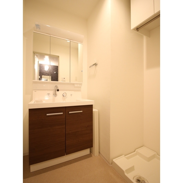 洗面設備　三面鏡洗面化粧台