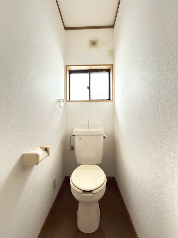 トイレ　トイレも窓がついてます！