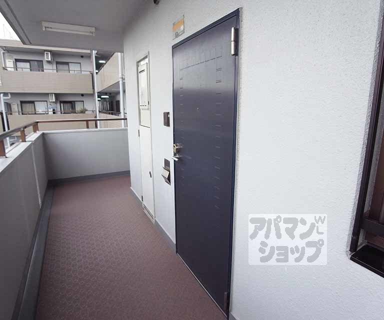 その他設備　玄関のドアです。