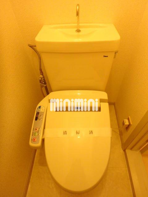 トイレ　温水洗浄便座付きトイレです。