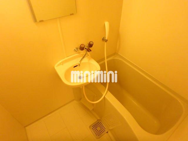 洗面設備　清潔感のあるバスルームです。