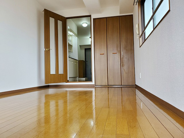 居室・リビング　テーブルやベッドなど設置可能