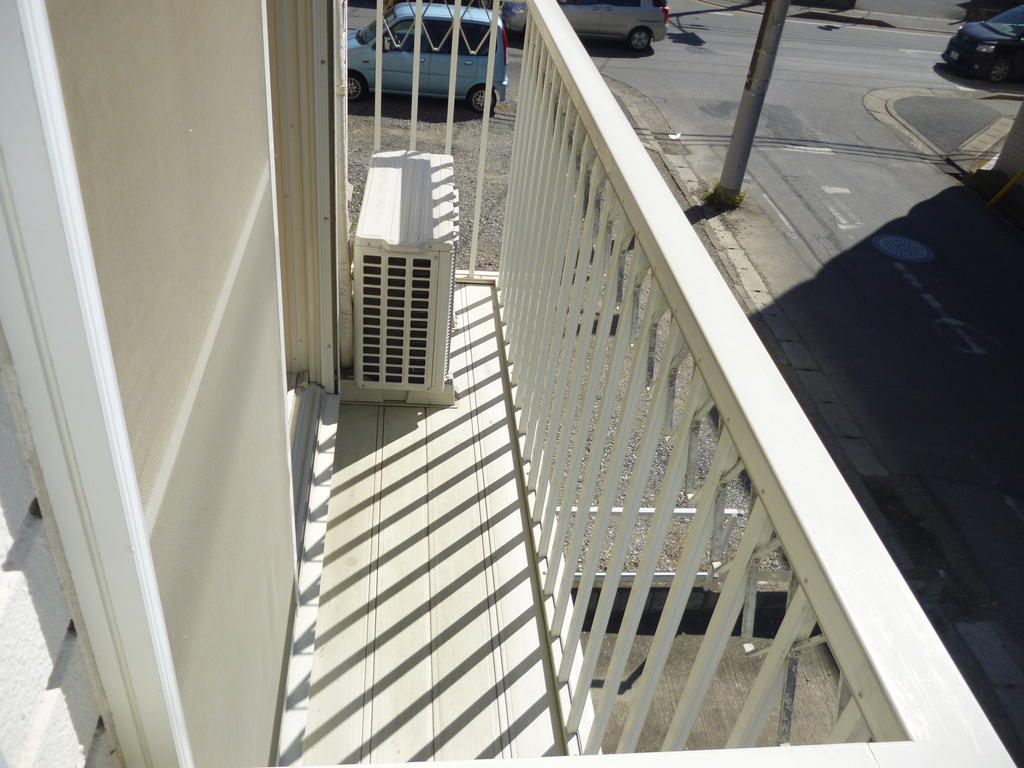 バルコニー　南向で陽当たり良好　　　各世帯独立式