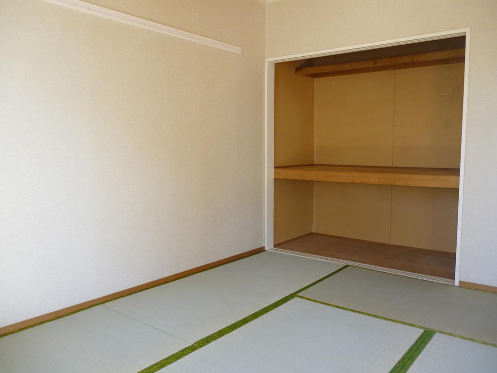収納　和室6帖　　　押入（収納）1間分付