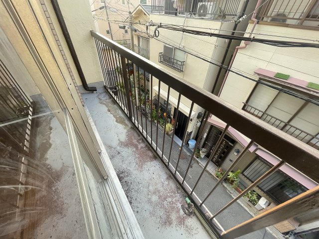 バルコニー　バルコニーからの眺めを楽しみながら食事をしませんか