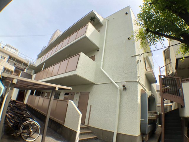 建物外観　敷地内に駐車場があります♪