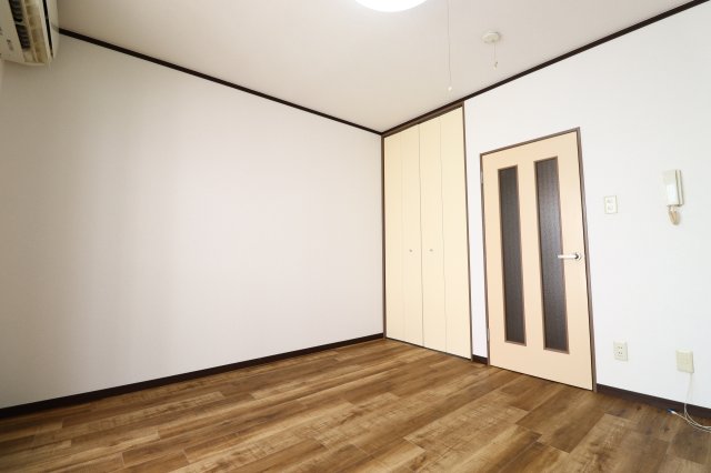 居室・リビング　こちらのリビングで趣味の時間をお楽しみください