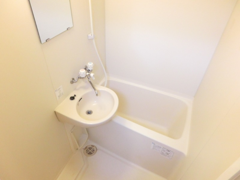 バス・シャワールーム　洗面台付き♪