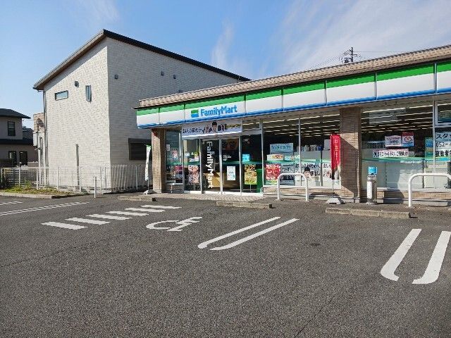 コンビニ　ファミリーマート（コンビニ）まで600m