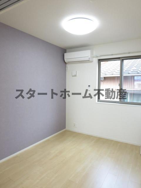 その他部屋・スペース　落ち着いた色調の寝室です