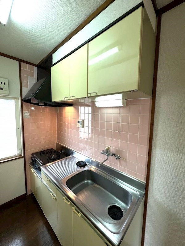 キッチン　窓があり明るいキッチンスペース