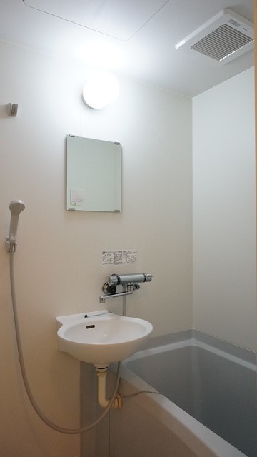 バス・シャワールーム　機能的で清潔感のある洗面所と一体型のバスルームです