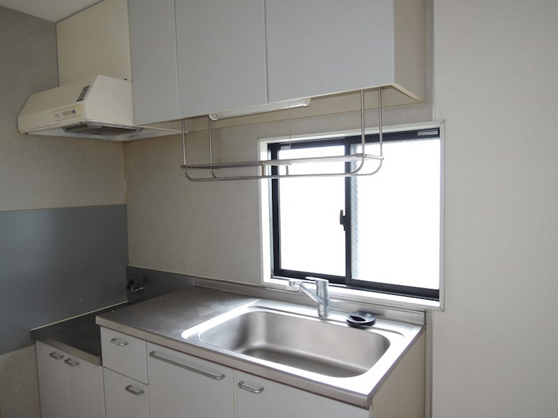 キッチン　自然光が入る窓のあるキッチン