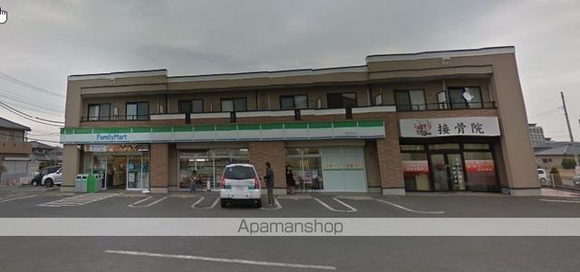 コンビニ　ファミリーマート（コンビニ）まで701m