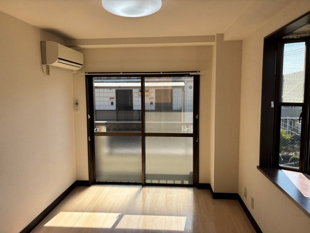 居室・リビング　南西向き最上階３階角部屋２面採光出窓付きで陽当眺望通風良好♪