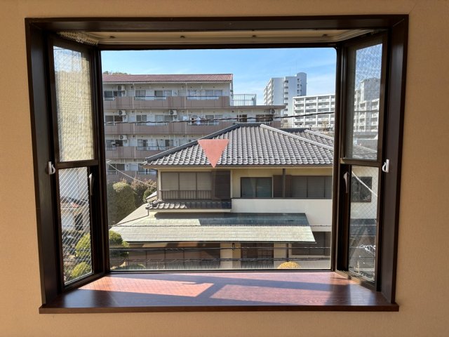 その他設備　出窓も開けることが出来て網戸もあるので眺望風通し良好です♪