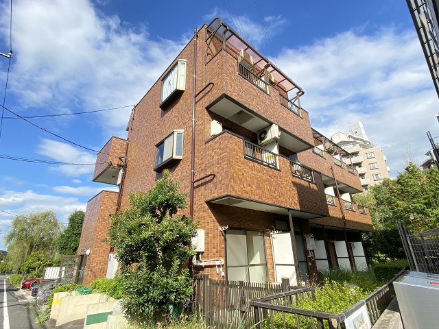 建物外観　南西向き最上階３階角部屋２面採光！人気のバストイレ別々です♪