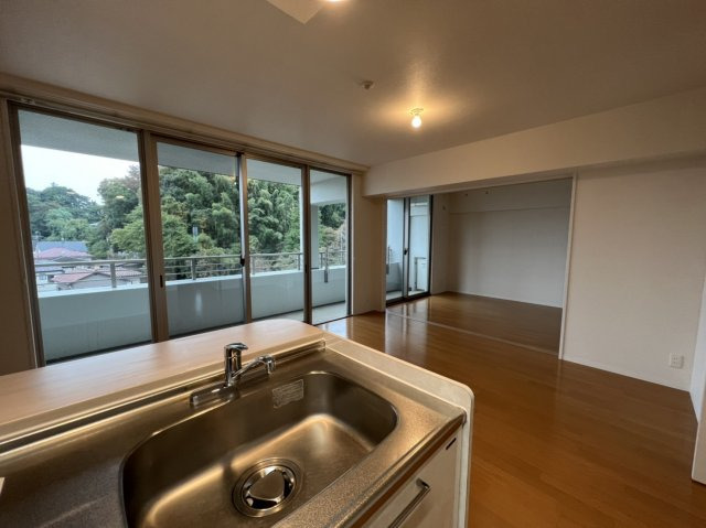 キッチン　同間取り違うお部屋、キッチンからの景色です