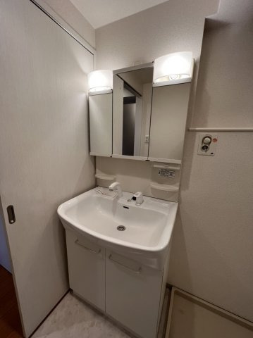 洗面設備　同間取り違うお部屋、ミラーキャビネットタイプの独立洗面所