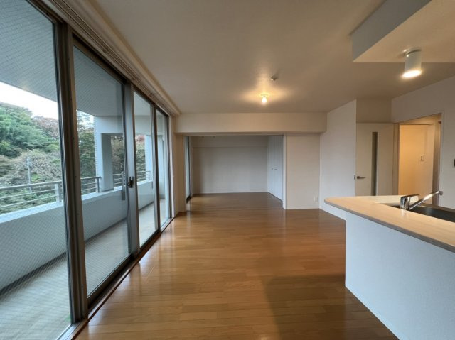 居室・リビング　同間取り違うお部屋、広々した14.3帖あるリビング