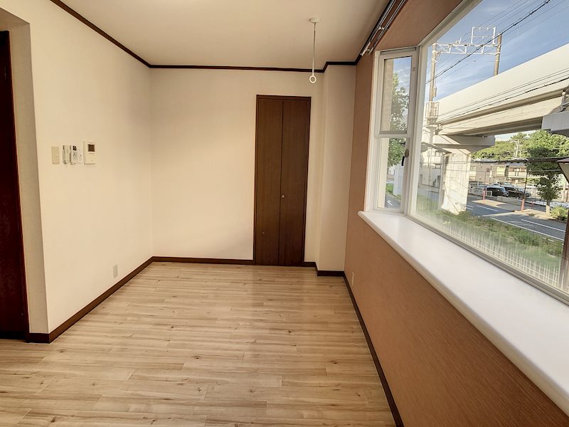 居室・リビング　大きな窓から、差しこむ光がステキな洋室☆