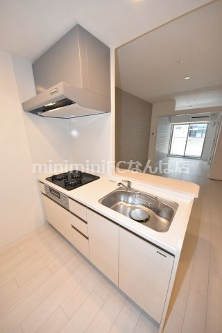 キッチン　階数により建具などの色が違います