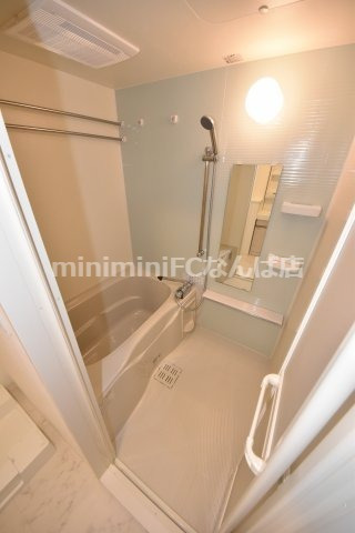 バス・シャワールーム　階数により建具などの色が違います