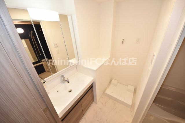 洗面設備　階数により建具などの色が違います