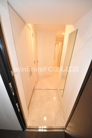 玄関　階数により建具などの色が違います