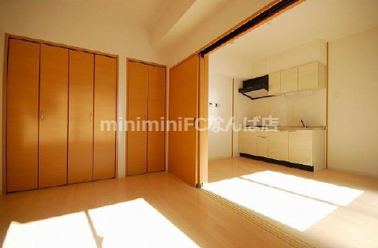 その他部屋・スペース　開放的な寝室です