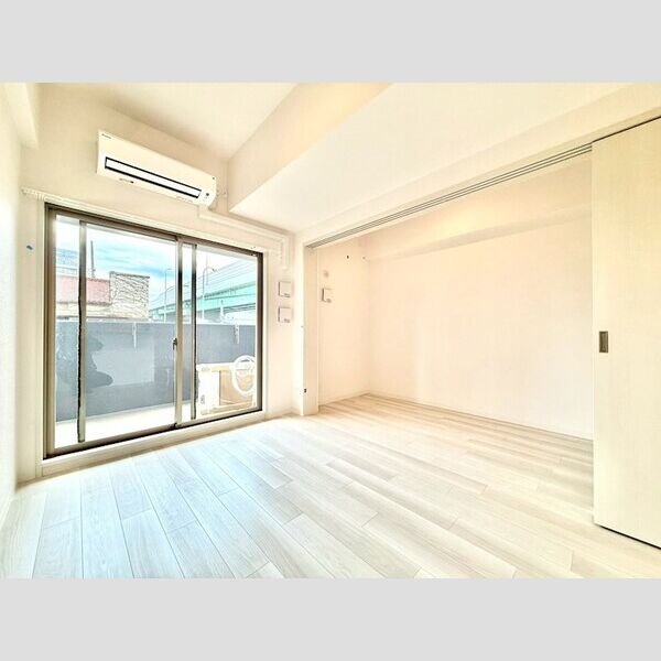 居室・リビング　（　玄関から見た奥行き　）