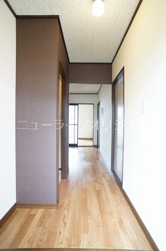 玄関　アクセントクロス仕様でスタイリッシュな印象の玄関☆