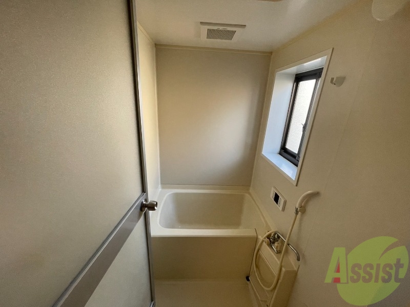 バス・シャワールーム　追い焚き機能付きですのでいつでも温かいお風呂に入れます。