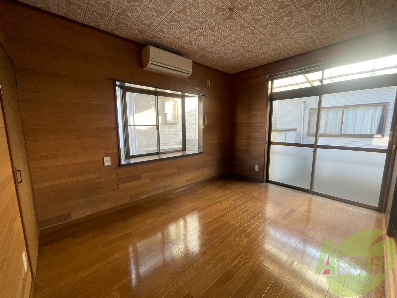 居室・リビング　リビングとなる洋室です。窓から陽が差し込んで明るいお部屋です