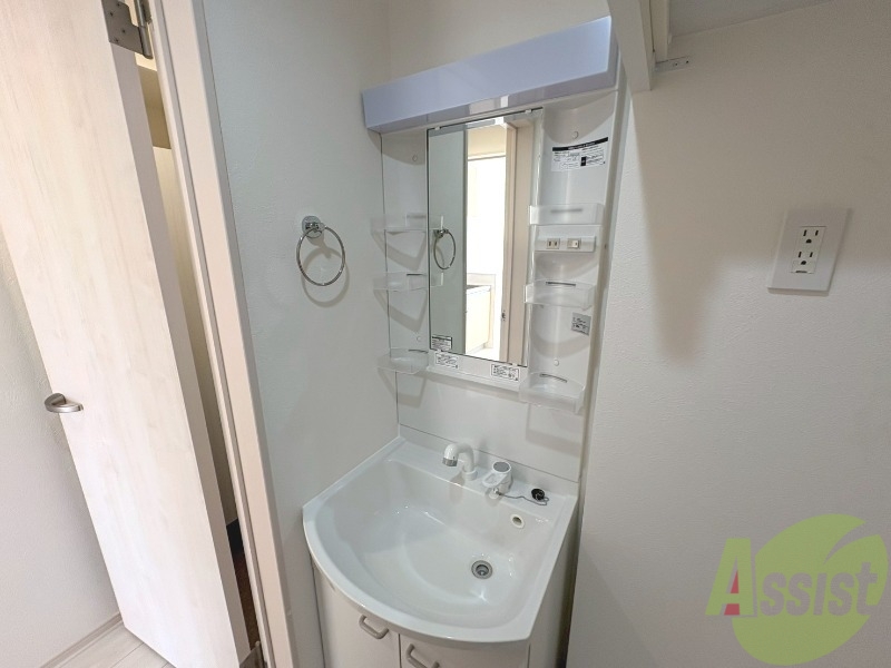 洗面設備　独立洗面台があるので朝の身支度もできますね。