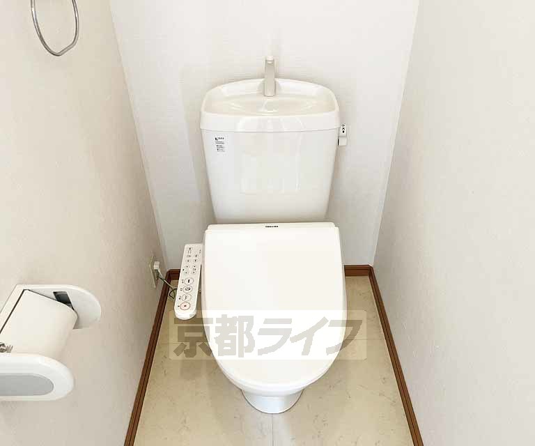 トイレ　ウォシュレット付が嬉しいですね。