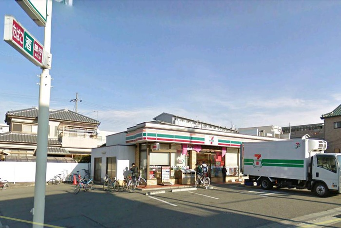 コンビニ　セブンイレブン（コンビニ）まで550m