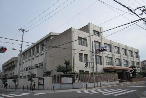 中学校　高津中学校（中学校）まで458m