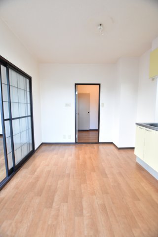 居室・リビング　別号室の画像です。ご参考下さい